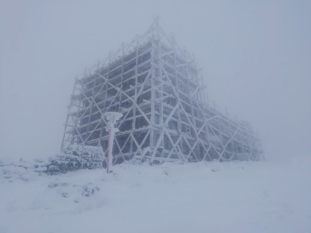 الثلوج تغطي المباني في جبال الكربات