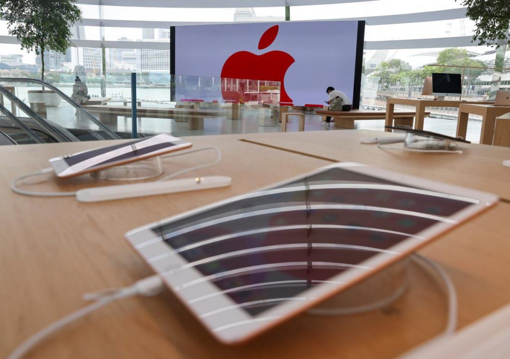 شركة Apple تصرح بأن iPhone 12 يمكن أن يكون خطراً على الصحة