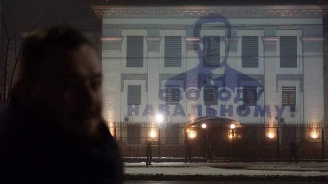 صورة نافالني وشبه جزيرة القرم يغطيان جدار السفارة الروسية في كييف
