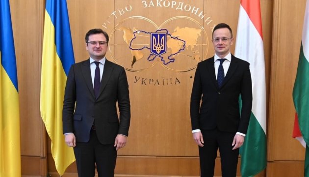 كوليبا وسيجارتو يبحثان سبل تطوير العلاقات الثنائية بين اوكرانيا والمجر