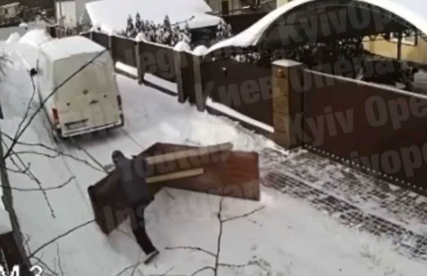 اختراع طريقة غير معتادة لتنظيف الشوارع من الثلج بالقرب من كييف: فيديو مثير للفضول