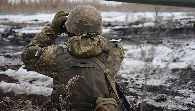 اصابة جندي اوكراني بجروح بعد قنصه بالقرب من بيسكي