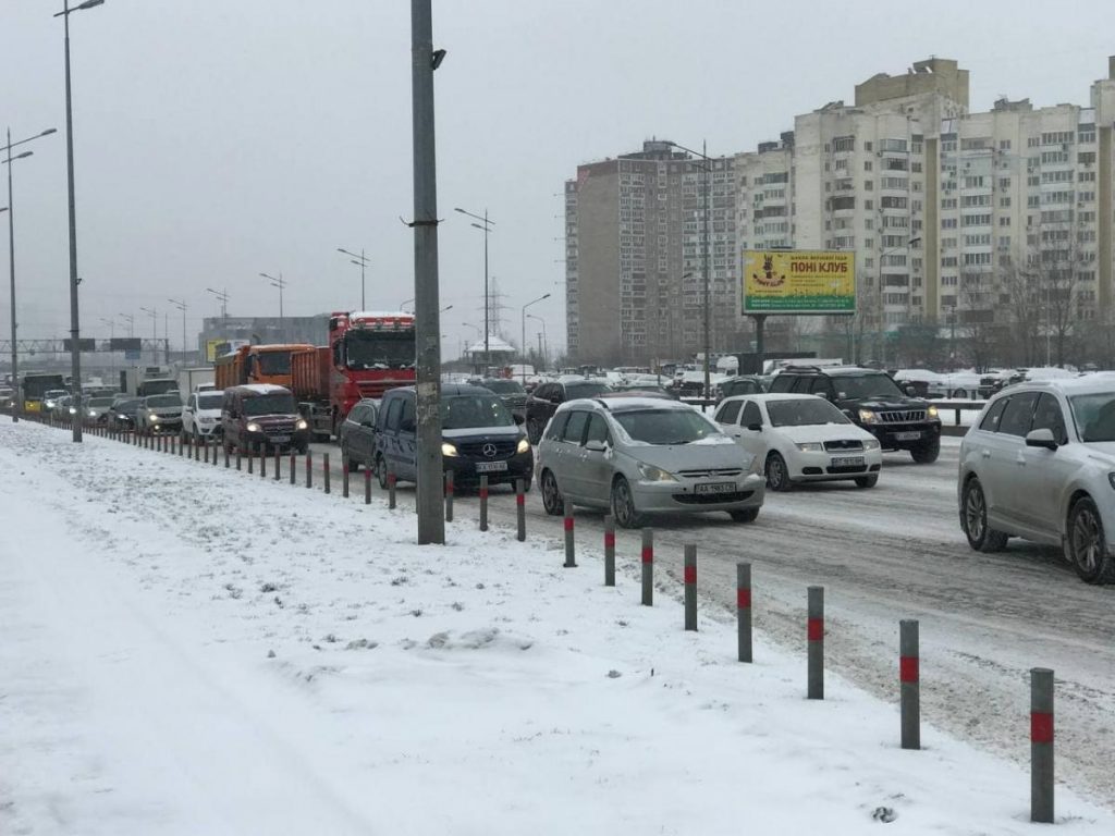 الاختناقات المرورية تغطي شوارع كييف وتحولها الى اللون الاحمر