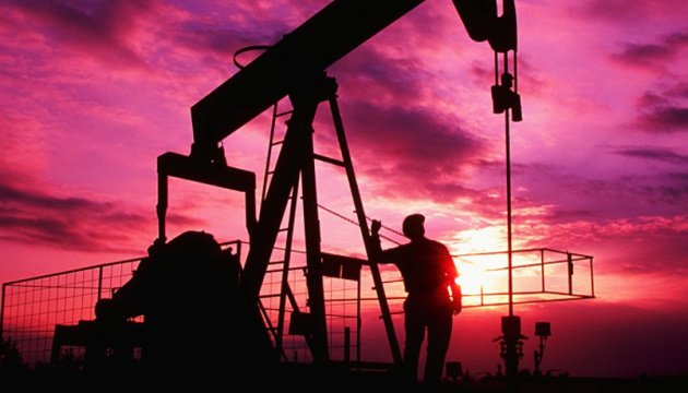 النفط يعود الى الارتفاع بعد استئناف انتاجه في الولايات المتحدة