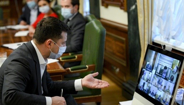 زيلينسكي يدعو حكومته الى شرح الية التقديم للحصول على اللقاح للمواطنين