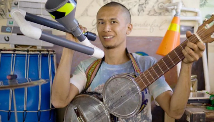 أحد سكان جزيرة موريشيوس يصنع آلات موسيقية من القمامة