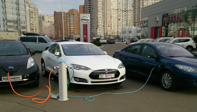 اقبال متزايد على شراء السيارات الكهربائية في اوكرانيا