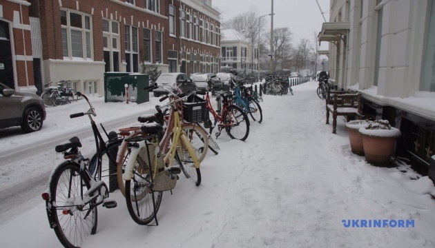 الغاء عشرات الرحلات الجوية بسبب تساقط الثلوج في هولندا