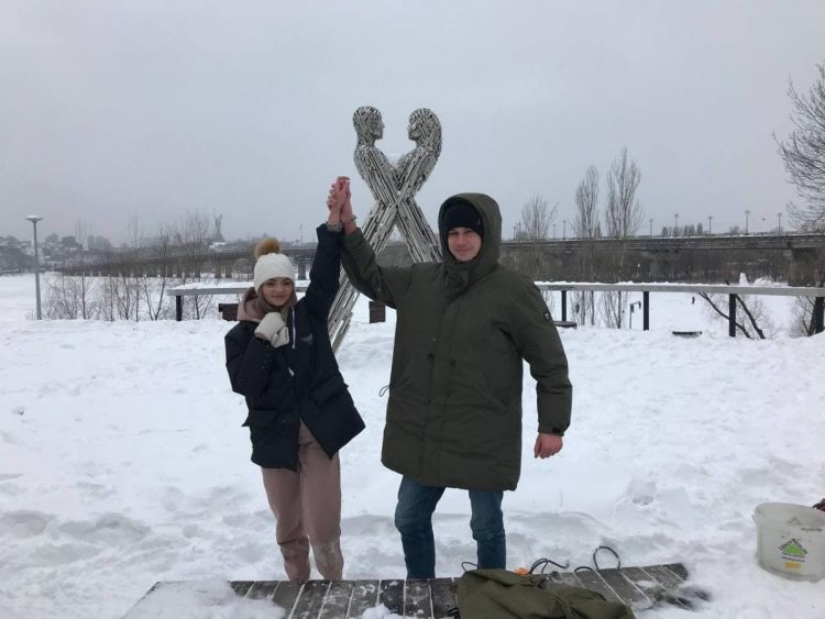 زوجين من العشاق يقومون بتقييد نفسيهما بالسلاسل في كييف