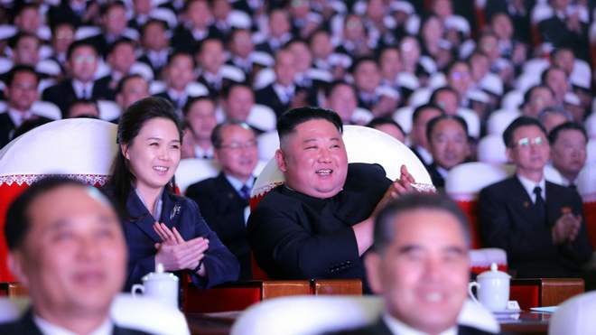 ظهور زوجة الرئيس الكوري كيم جونغ أون على الملأ لأول مرة منذ فترة طويلة