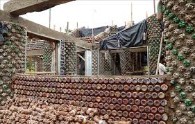 مهندس نيجيري يقوم ببناء منزل من 14800 زجاجة بلاستيكية