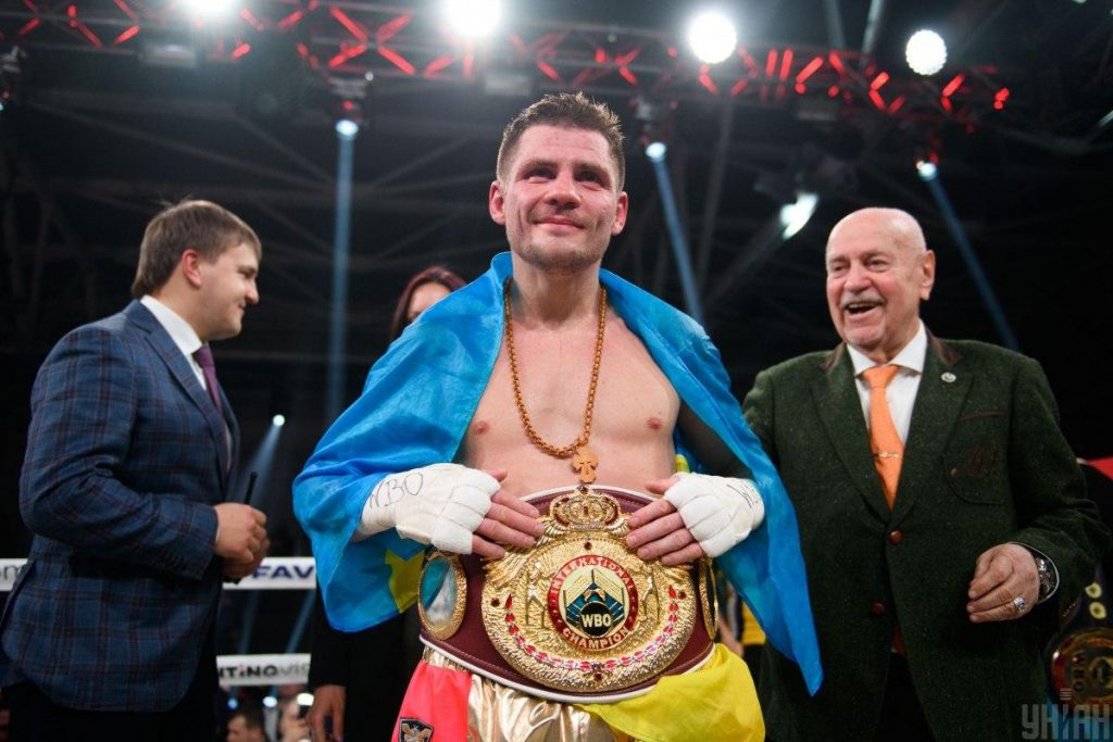الملاكم الاوكراني دينيس بيرينشيك ينتصر على الايرلندي الروسي المولد آرتيم لوبوف