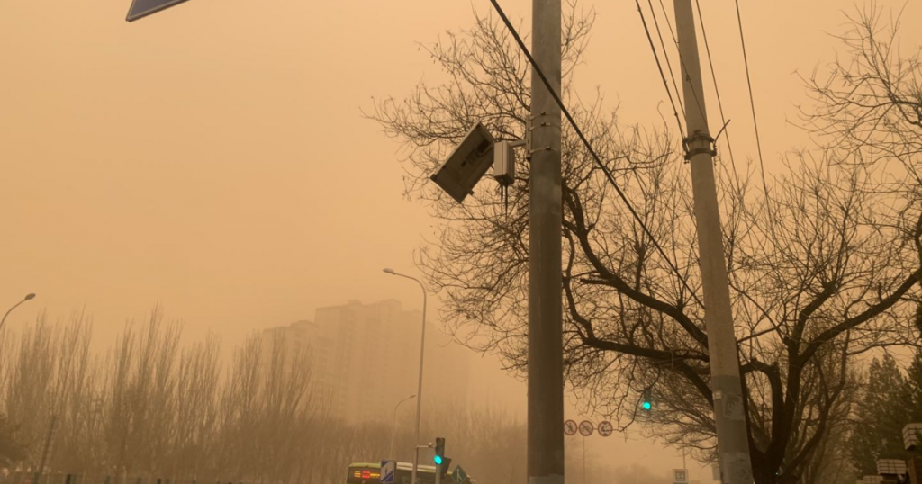 عواصف رملية قوية تغطي منغوليا والصين تخلف ضحايا ومفقودون (صورة ، فيديو)