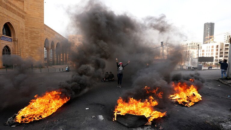 لبنان يواصل المتظاهرون قطع الطرقات بالإطارات المشتعلة احتجاجاً على الأوضاع المعيشية