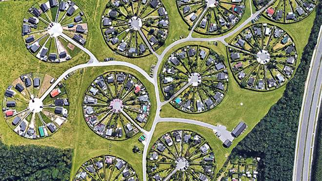 مدينة الحدائق المذهلة في الدنمارك، حيث يعيش الناس في منازل في دائرة صور لا تصدق