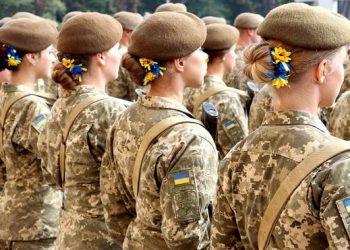 100 امراة اوكرانية تعمل كقائدة فصيلة