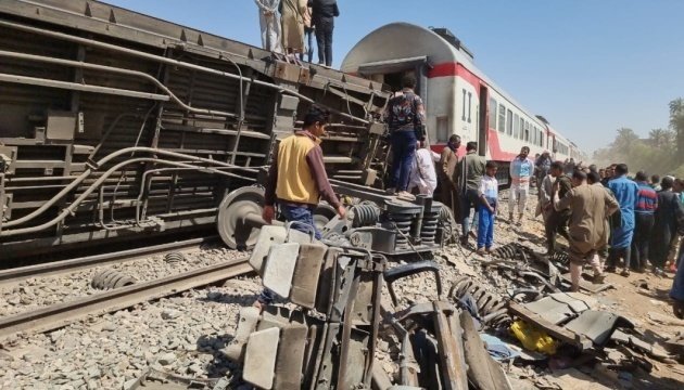 اعتقال ثمانية من عمال السكك الحديدية في مصر بعد ماساة تصادم القطارين