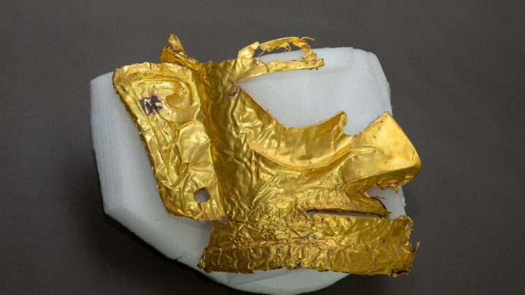 الصين علماء الاثار وجدوا جزء من قناع من الذهب عمره 3000 عام