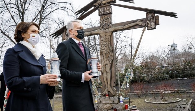 رئيس ليتوانيا وعقيلته يحييان ذكرى المشاركين في ثورة الكرامة في كييف