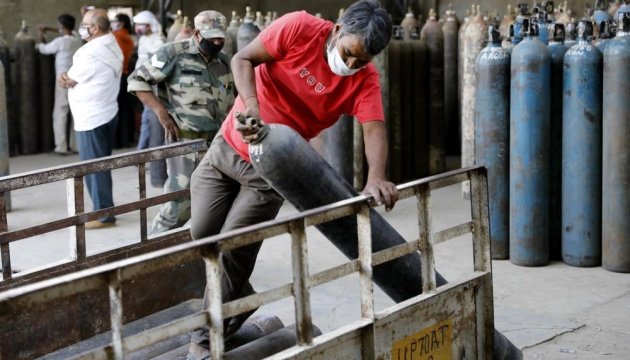 الجيش يسلّم اسطوانات الأكسجين الى المستشفيات في الهند