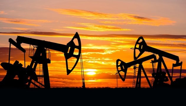 النفط يرتفع بسبب انخفاض الاحتياطي في الولايات المتحدة