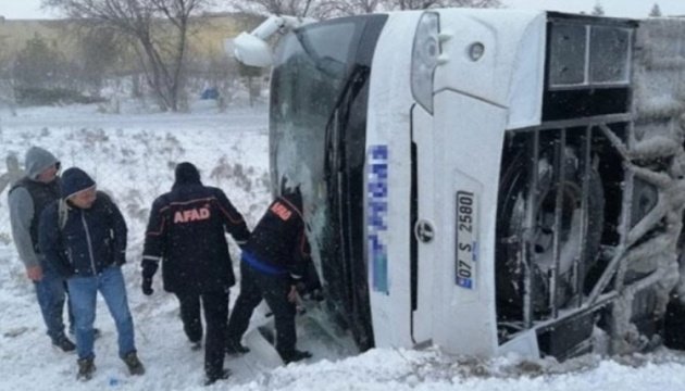 انقلاب حافلتان سياحيتان في تركيا بسبب الجليد