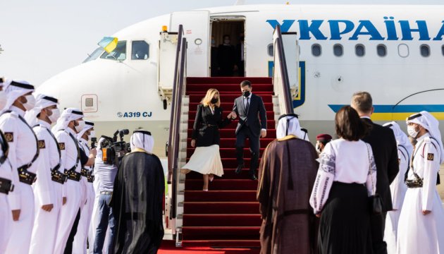 رئيس أوكرانيا فولوديمير زيلينسكي مع السيدة الأولى أولينا زيلينسكا في زيارة رسمية لدولة قطر