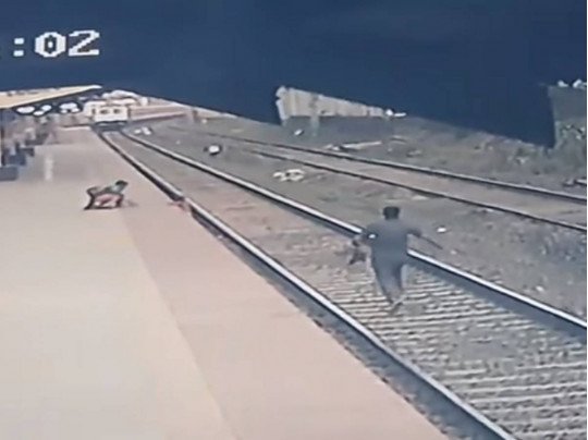 عامل سكك حديدية يخاطر بحياته و ينقذ طفلا من أمام القطار السريع