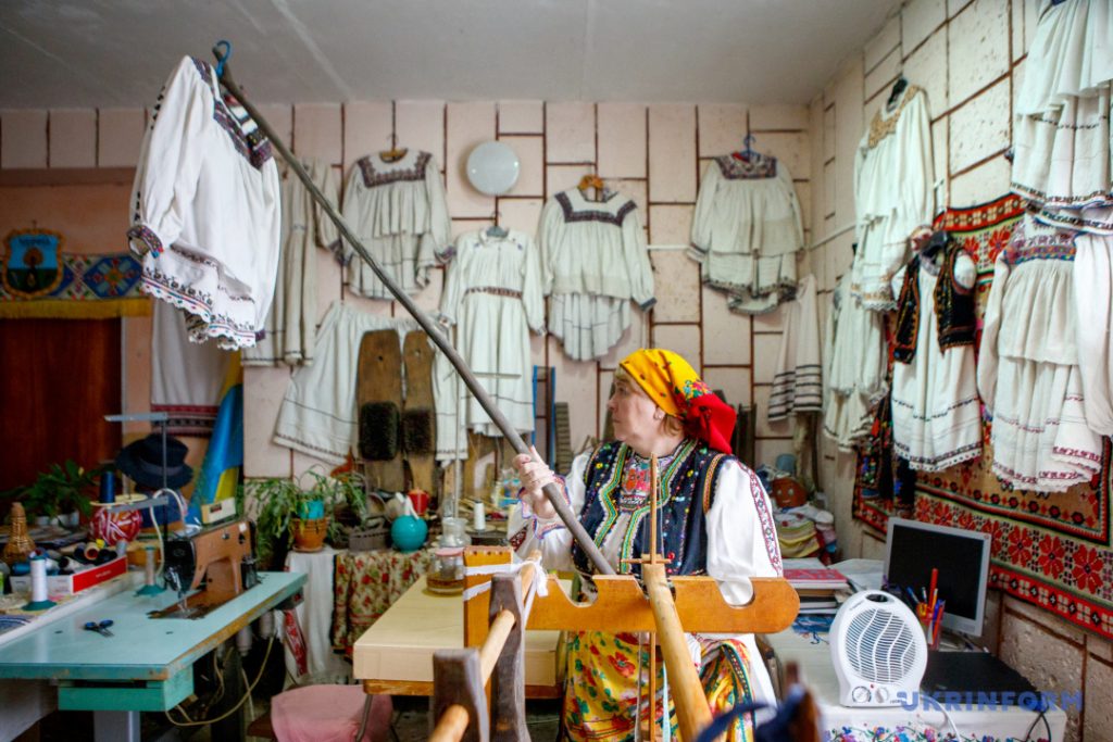 متحف القرية يبدا بتعليم النسيج وصنع الجوناس في ترانسكارباثيا
