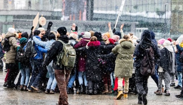 موجة احتجاجات تجتاح جميع أنحاء أوروبا الحجر الصحي