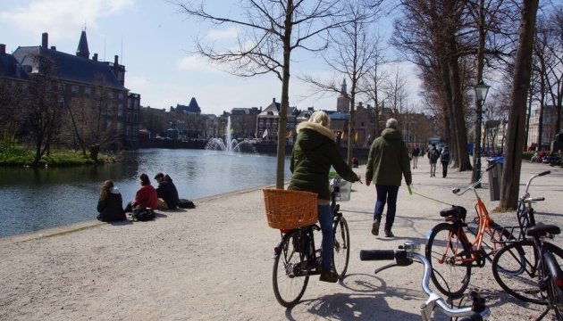 هولندا تقلل فترة الحجر الصحي و ترفع حظر التجول