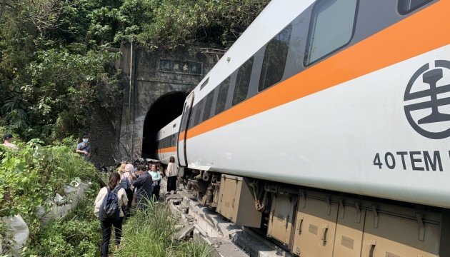 خروج قطار عن مساره يقتل 36 شخصا