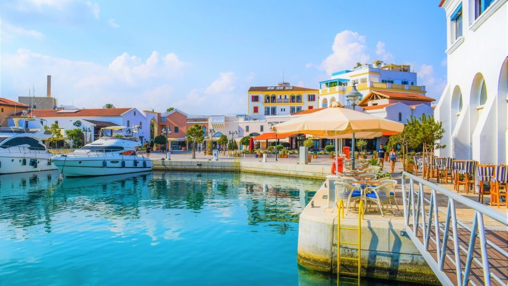 قبرص ترفع القيود المفروضة على السياحة