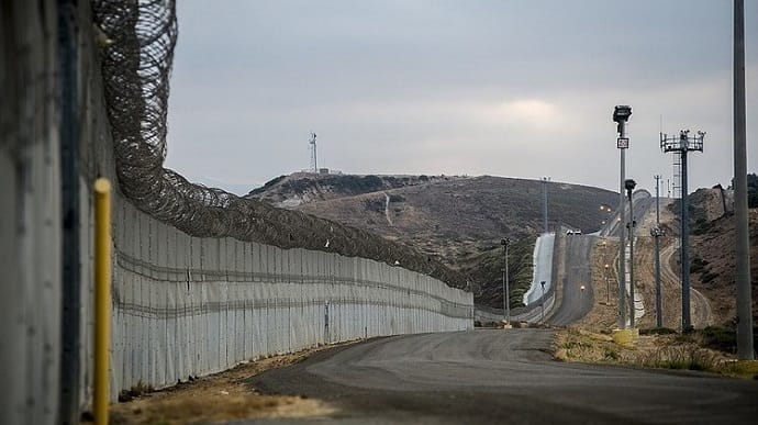 البنتاغون يوقف بناء جدار على الحدود مع المكسيك