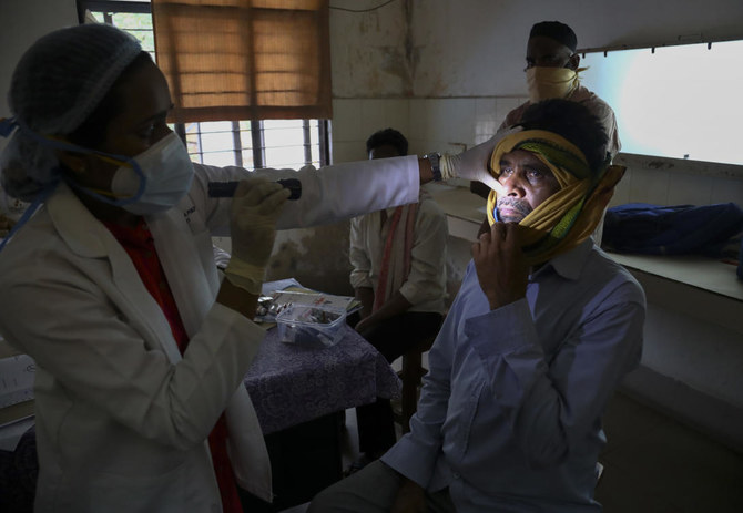 الهند تكافح تهديدا فطريا مميتا حيث بلغ عدد الوفيات الناجمة عن فيروس كورونا ما يقرب من 300 ألف شخص