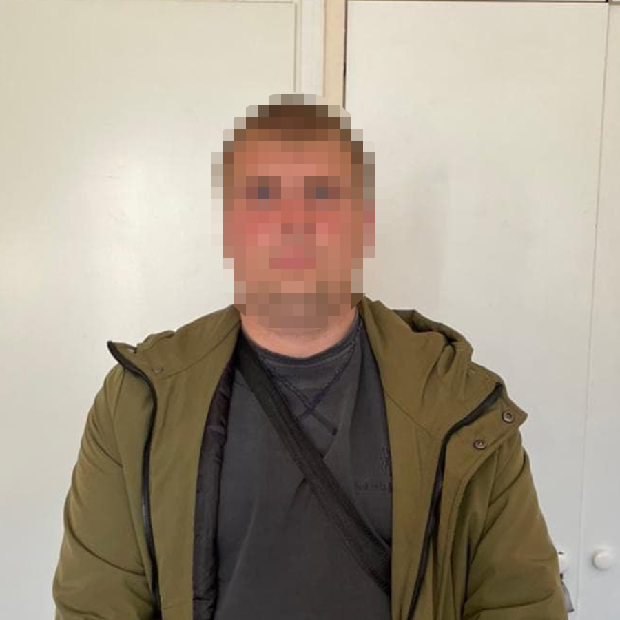 رجل امن يسرق حقيبة نقود في كييف