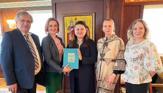 ماركاروفا توافق على تحديث الكتب المدرسية للمدارس الأوكرانية في الولايات المتحدة الأمريكية