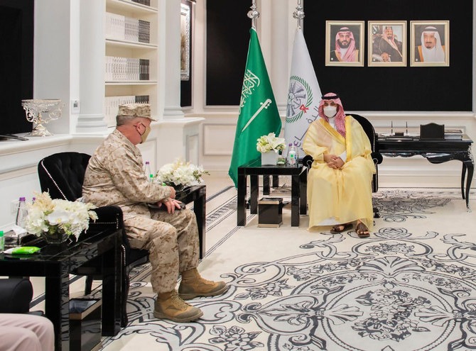 نائب وزير الدفاع السعودي يستقبل قائد القيادة المركزية الأمريكية