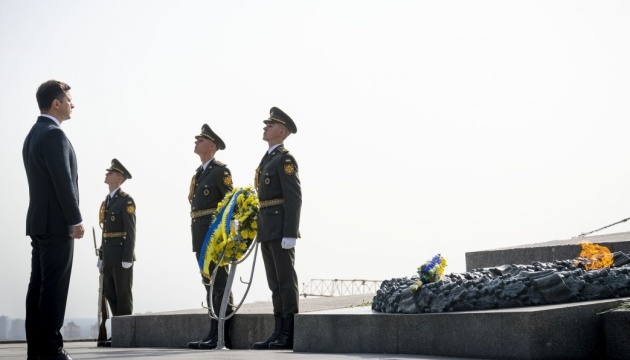 الرئيس يضع الزهور في قبر الجندي المجهول في كييف