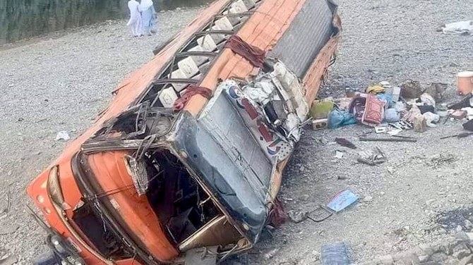 انقلاب حافلة تقل حجاجا في جنوب غرب باكستان ، مما أسفر عن مقتل 19 شخصا