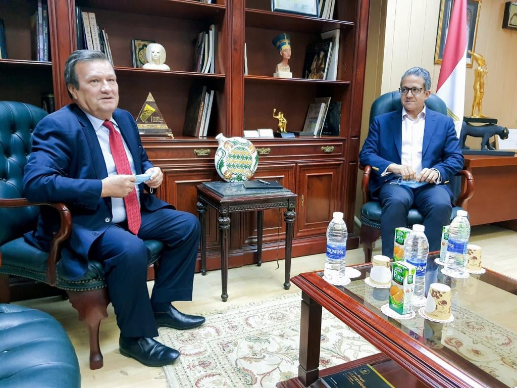 لقاء السفير الاوكراني مع وزير السياحة المصري