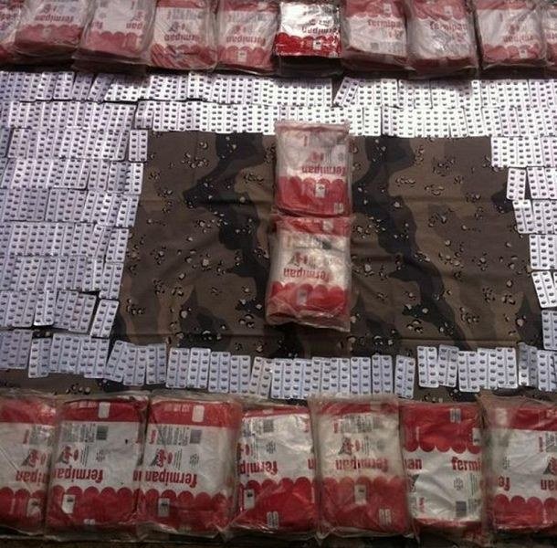 مسؤولون أمنيون سعوديون يعتقلون إثيوبيًا لبيعه مخدرات بمنطقة عسير