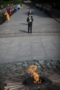 الرئيس يضع الزهور في قبر الجندي المجهول في كييف