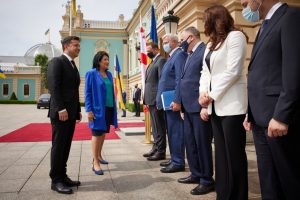 رئيس أوكرانيا يلتقي برئيسة جورجيا..وحفل ترحيب في القصر..