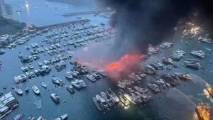 عشر سفن على الأقل غرقت في هونغ كونغ بسبب حريق واسع النطاق