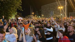 مشجعو المنتخب الوطني يقيمون حفلة صاخبة في وسط كييف