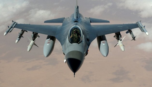 الطائرات الأمريكية تقصف عدة أهداف في سوريا والعراق يستخدمها مسلحون إيرانيون.