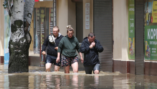 الأمطار و الفيضانات الطينية تغمر مدينة يالطا في شبه جزيرة القرم