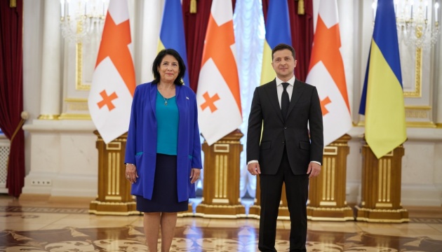رئيس أوكرانيا يلتقي برئيسة جورجيا..وحفل ترحيب في القصر..