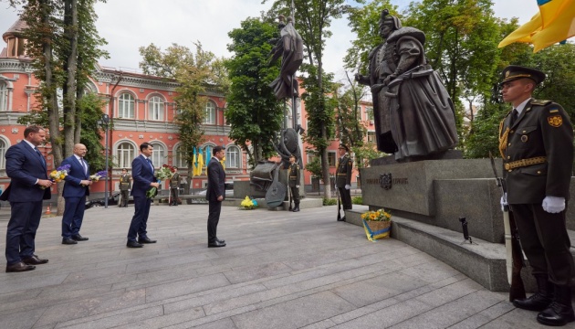 الرئيس يضع الزهور على النصب التذكاري لبيليب أورليك في كييف